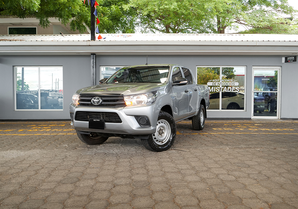 TOYOTA HILUX 1