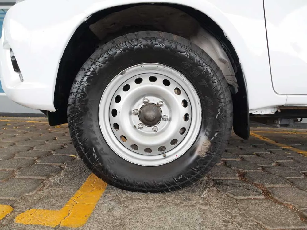 TOYOTA HILUX 9
