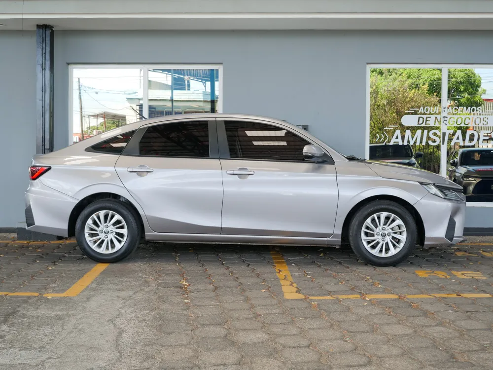 TOYOTA YARIS 10