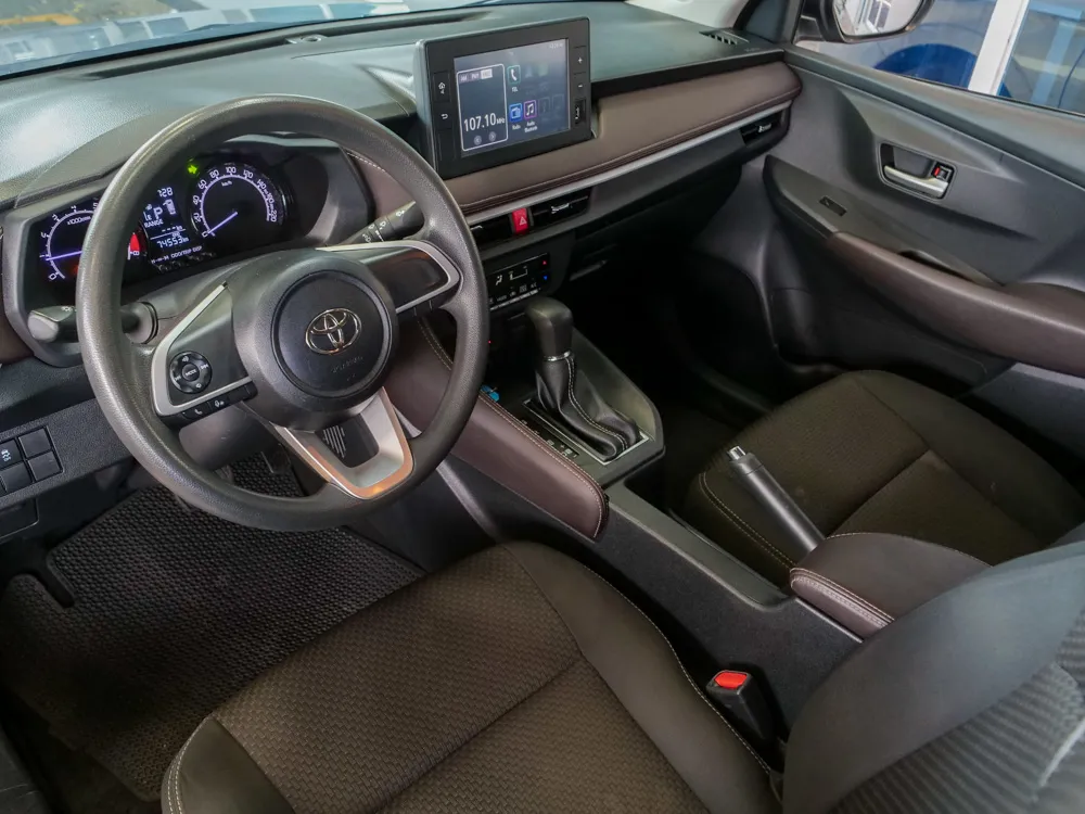 TOYOTA YARIS 5