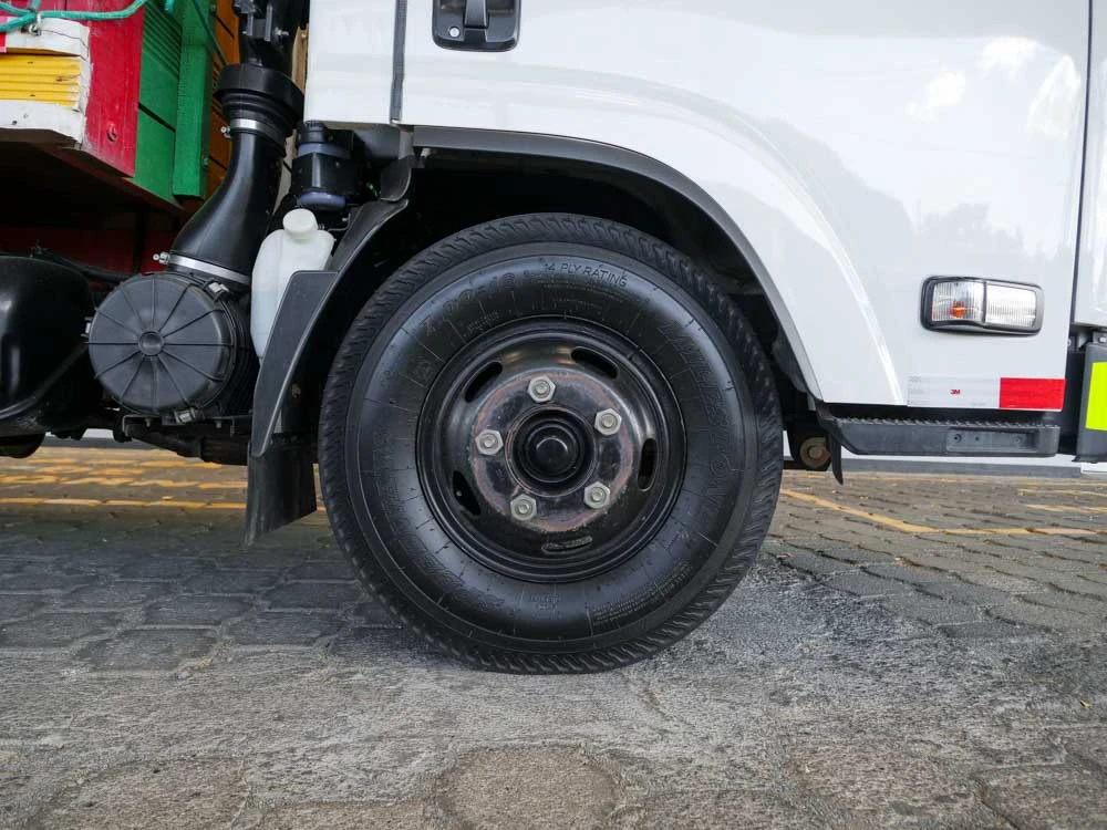 Isuzu-QMR77L-HH5AYN 5