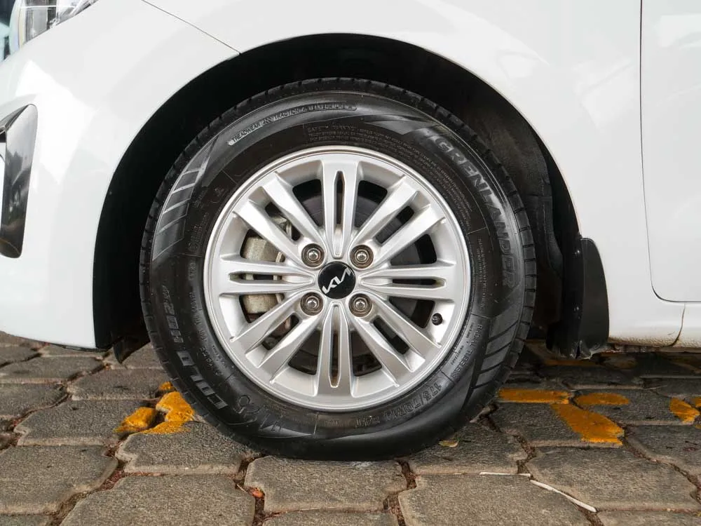 KIA SOLUTO 8
