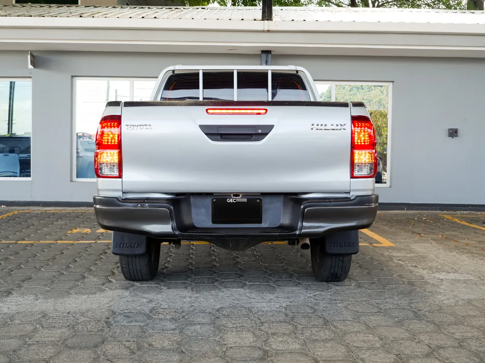 TOYOTA HILUX 2