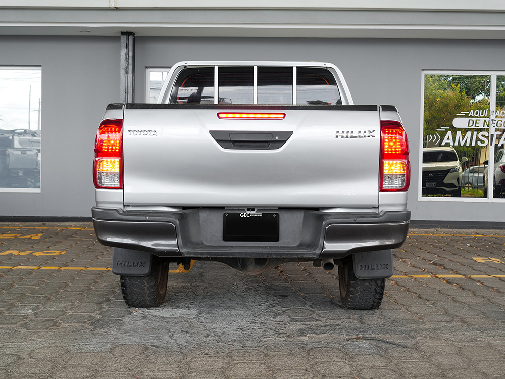 TOYOTA HILUX 8