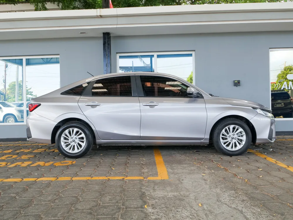TOYOTA YARIS 9