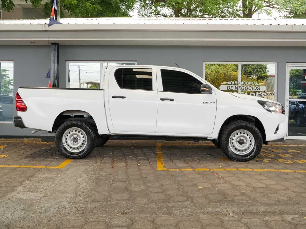 TOYOTA HILUX 2