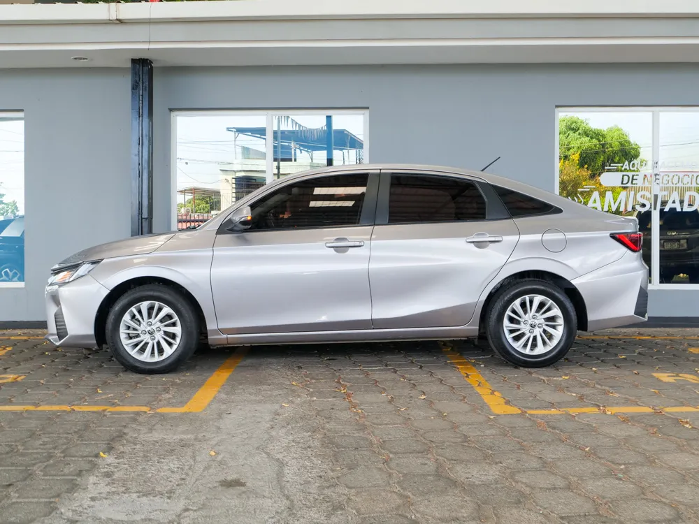TOYOTA YARIS 8